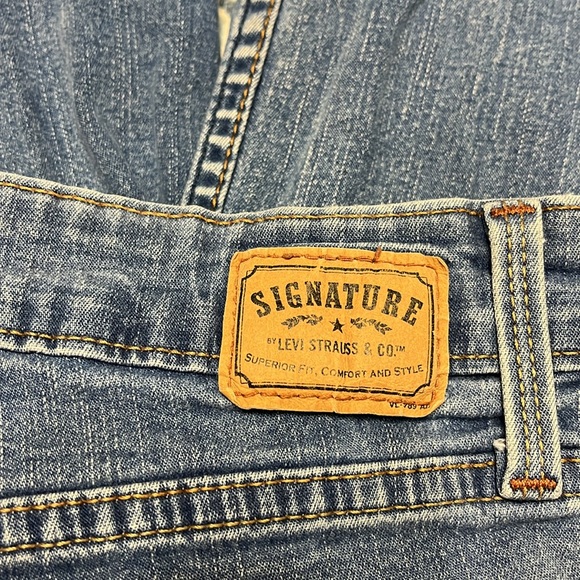 Signature by Levi jeans misses sz 8 medium at waist boot cut - Picture 2 of 4